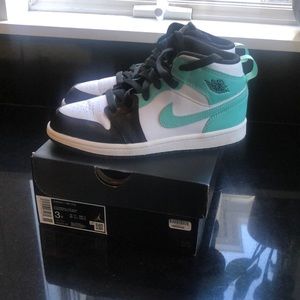 AIR JORDANS 1 MID IN WHITE/TROPICAL TWIST-BLACK SIZE 3Y PERFECT CONDITION